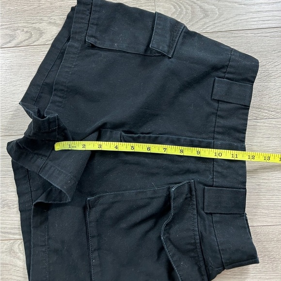 Aritzia TNA Black Cargo 3" Shorts - Picture 11 of 12